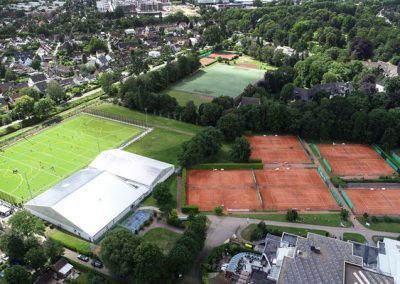 Drohnenblick auf Tennis- und Kunstrasenplätze